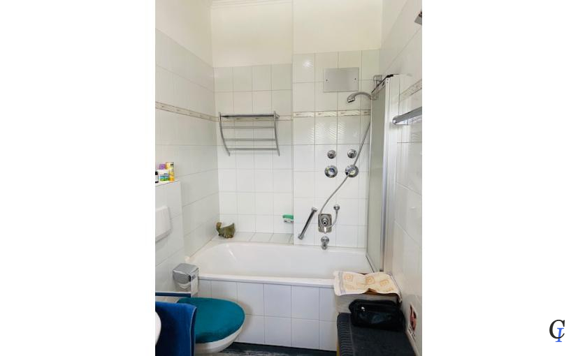 Bad am Schlafzimmer mit Fenster