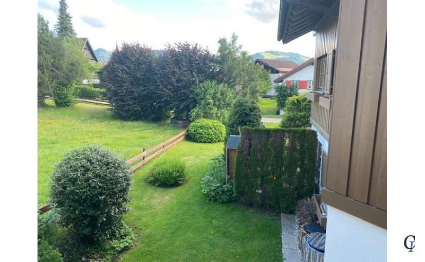 Blick vom Balkon in den GartenOG